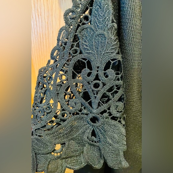 🥳HP🥳NWOT Contrast Guipure Lace Cold Shoulder Top in Black w/ Quarter Zip Front - Picture 10 of 13